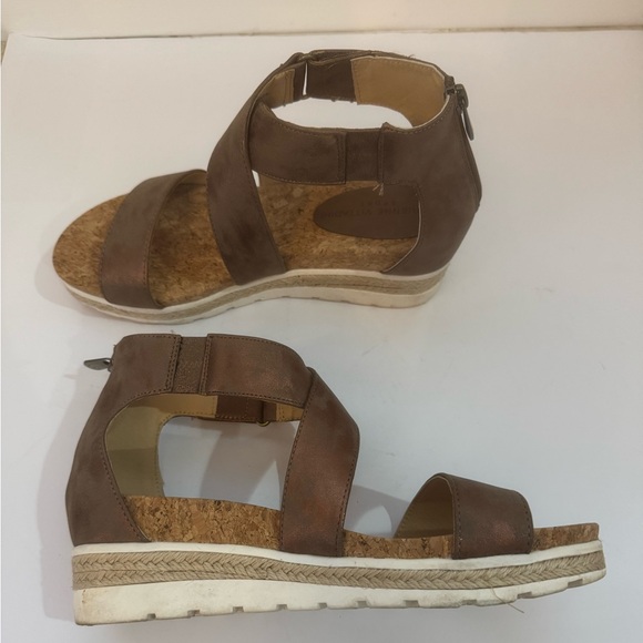 Adrienne Vittadini Bronze Open Toe Sandals Sz 9 - Picture 1 of 9